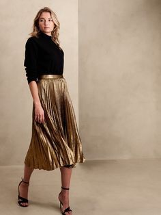 Gold Skirt Outfit, Semi Formal Mujer, Gold Pleated Skirt, Pleaded Skirt, Pleated Skirt Outfit, Midi Skirt Outfit, Gold Skirt, Gold Outfit