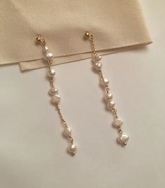 Boucles doreilles asymétriques en goutte de perle deau | Etsy France Drop Earrings Pearl, Bridesmaid Pearl Earrings, Freshwater Pearl Drop Earrings, Bridal Earrings Pearl, Dope Jewelry, Jewelry Lookbook, Earrings Pearl, Pearl Earrings Dangle, Girly Jewelry