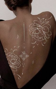 Women Spinal Tattoos, Spine Ornamental Tattoo, Pintados Tattoo, Diagonal Back Tattoo, Womens Back Tattoos Large, Big Back Tattoos, Feminine Back Tattoos Full, Woman Back Tattoo, Tattoo Dos