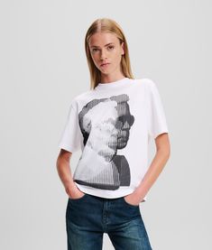 Channel your inner street-style with this KARL LAGERFELD JEANS T-shirt. Topped with bold logo artwork, this crew neck tee exudes a fashion-forward yet relaxed vibe with its light ribbing details and short sleeves. Jeans Print, Jeans Shirt, Bold Logo, Jeans T Shirt, Timeless Dress, Blouse Jeans, Sleepwear & Loungewear, T Shirt For Women, Crew Neck Tee