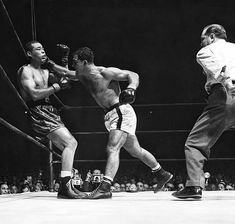 two men are boxing in an old photo