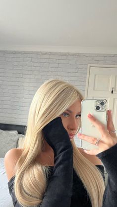 Hair For Special Occasions, Beautiful Hair Color Ideas, Blonde Girl Aesthetic, Glow Up Checklist, Fashion Outfits Dresses, Balayage Blond