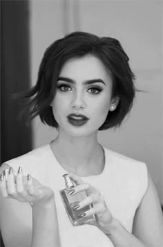 Daily Lily Collins ليلي كولينز, Portret Feminin, Sweet Hairstyles, Sarah Drew, Short Haircut Styles, Cute Short Haircuts, Effortless Beauty, Trendy Hair, Short Hairstyle