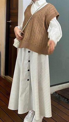 Modest Dresses And Skirts Outfit, Vintage Outfits Hijab Rok, Vintage Hijab Outfit, Ootd Vintage Hijab, Outfit Vintage Hijab, Aesthetic Hijabi Outfits, Vintage Hijab, Rok Outfit, Vestidos Retro