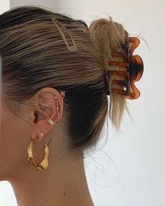 Crocodile clip, earrings, gold jewlerry Jourdan Sloane, Smink Inspiration, Clip Hairstyles, Grunge Hair, Kate Moss, Compass Tattoo, Gold Hoops