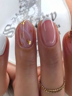 Multicolor  Collar    Uñas de Color Embellished Gel Nail Art For Wedding, Nails Gold Short, Nail Art Inspo 2024, Short Nail Gold Designs, Gold Lines On Nails, Short Nails Gold Tips, One Finger Nail Art, Nails Gold Detail, Gold Flakes Short Nails