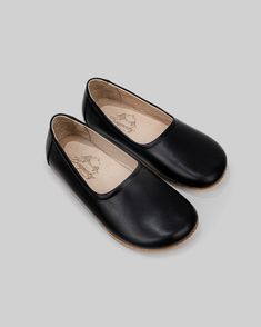 Handmade BLACK Smooth Leather Loafers,Flat Ballet Barefoot Zero Drop Leather Ballerinas, Barefoot Shoe Women, Minimalistic Shoes Material * Upper: Vegetable Tanned Cow Leather * Lining: Vegetable Tanned Cow Leather * Insole: Vegetable Tanned Buffalo Leather (1,5mm) * Outsole: 2,5MM RUBBER *Flexible insole 1,5 mm Vegetable Tanned Buffalo Leather 2,5MM RUBBER outsole enables unrestricted & natural movement of the foot. Combined with the wide front part of the shoe which enables the toes to wiggle freely, guarantees comfort even during all-day use Product Description * Shoes handcrafted by artisans in Turkey. * Breathable natural leather prevents any bacteria that cause odor. Ideal for sockless wear. * Keeps your feet cool and dry. * Healthiest shoes in the market for pregnant mothers as they Barefoot Ballet Flats, Minimalistic Shoes, Flat Ballet Shoes, Barefoot Boots, Womens Loafers, Shearling Slippers, Natural Movement, Shoe Women, Point Shoes