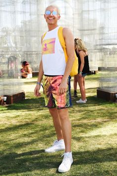 #coachella #2019 #herren beste looks kurze hose #blumenprints aviatorbrille weiß oberteil brusttasche gelb Coachella Style, Festival Ideas, Coachella Fashion, Festival Looks, Festival Outfits, Nice Dresses, This Year