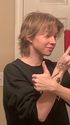 Mullet Androgynous, Shorthair Wolfcut, Wolfcut Mullet, Nonbinary Haircuts, Queer Haircut, Nonbinary Hair, Ftm Haircuts, Non Binary Haircuts, Growing My Hair