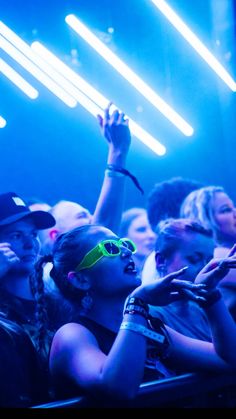 blue lights Blue Rave Aesthetic, Neon Party Aesthetic, Rave Party Aesthetic, Festival Moodboard, Music Festival Aesthetic, Photo Concert, Dj Techno