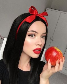 Snow White Makeup, Creepy Halloween Makeup, Halloween Makeup Looks, Dipbrow, Cute Halloween Costumes, Creative Halloween Costumes, Fantasy Makeup