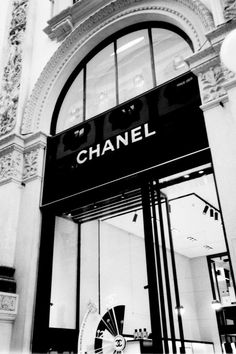 Black And White Chanel Aesthetic, Chanel Black And White Aesthetic, Chanel Aesthetic Black And White, Chanel Wallpaper Vintage, Chanel Widget, Chanel Aesthetic Vintage, Black And White Chanel, Mode Aesthetic, Chanel Book