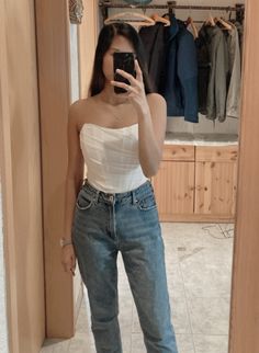 White Corset Top With Jeans, White Corset With Jeans, White Corset Top Outfit Classy, Corset Top Outfit Classy, Shein Mom Jeans, Corset Top And Jeans, Corset Top Outfit