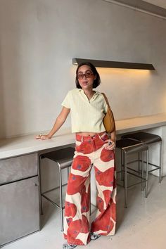 European Summer Outfits Night Out, Chic Colorful Summer Outfits, Stylist Outfit For Women, Gen Z Summer Fashion, 2024 Gen Z Fashion, Summer Outfits Long Pants, Europe Summer Outfits Italy, Knitted Shirt Outfit, Mallorca Spain Outfit