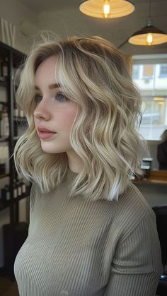 #BLONDE ELEGENT HAIR LOOK Hair Colors Ideas For Short Hair, Fall Blonde Hair Pale Skin, Balayage Hair Blonde Pale Skin, Hair Inspiration Color Short, Short Hair Blond Highlight, Blond Hair Short Styles, Dimensional Blonde Hair Color Ideas, Winter Inspired Hair Color, Cute Short Hair Colors