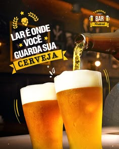 beer being poured into two glasses in front of an advertisement for lare one voce guarda su cerveja