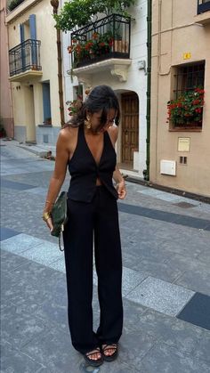 Summer Street Style Europe, Europe Evening Outfit, North Italy Outfits, European Summer Holiday Outfits, European Womens Fashion Summer, Rome Italy Street Style, Vacation Pants Outfit, Urban Bohemian Fashion, Madrid Spain Summer Outfits