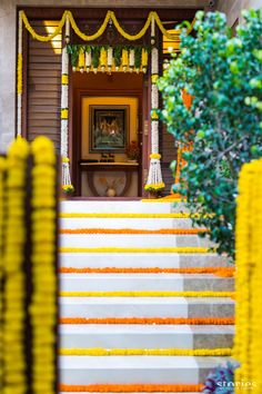 Steps Decoration Ideas Indian, House Warming Flower Decorations, Simple House Warming Decoration, Flower Decoration For House Warming, House Warming Decorations Indian Simple, Gruhapravesam Decoration Ideas, Flower Decoration For Pooja, House Warming Decorations Indian