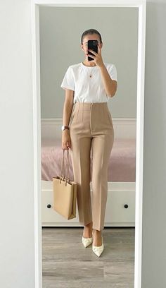 Trousers Women Outfit, Casual Work Outfits Women, Business Professional Outfits, Lawyer Outfit, Corporate Attire, Business Outfits Women, Stylish Work Attire, Business Casual Outfits For Work, Elegante Casual