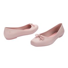 Every closet needs that go-to shoe to complete any look. Enter the Aura Basic. The classic ballet flat silhouette pairs with everything from jeans and a tee to a night-on-the-town dress. A delicate, romantic bow amps up the pulled-together vibes.  Versatile ballet flat Bow appliqué Elevated style The versatile ballet flat, adorned with a charming bow appliqué, offers an elevated style suitable for a variety of occasions. Whether paired with casual attire or formal wear, these flats provide both Purple Aura, Elevated Style, August Birthstone Jewelry, July Birthstone Jewelry, Bow Flats, Gifts For New Mums, Jewelry Ring Box, Pearl Jewellery Earrings, August Birth Stone