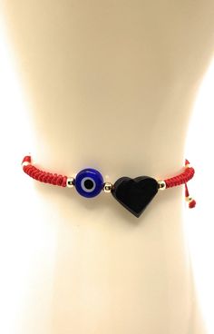 Pulsera de proteccion ajustable hecha a mano con dije de ojo de cristal azul o rojo y hermoso dije de corazón de  azabache legítimo. Medida pulsera adulto: 3.93'' hasta  7.48'' Medidas pulsera pequeña: 4.01'' hasta  5.74'' Pulsera hilo algodón rojo de alta resistencia, tejido macramé nudo serpiente con corazón de azabache no pulido para su máxima potencia de protección. Pulsera de medida ajustable: adulto y niños. El ojo turco des un símbolo de protección utilizado en culturas de todo el mundo que, según se dice, evita las miradas malvadas o celosas, la mala salud y trae buena suerte al usuario. Hilo * Pulsera ajustable. * Cierre deslizante ajustable. Me encantaría conectarme contigo. Visítanos en IG: tappifashion www.etsy.com/shop/tappiaccessories El azabache es un mineral orgánico proced Knot Macrame, Snake Knot, Bracelet Evil Eye, Thread Bracelet, Turkish Eye, Black Gems, Red String Bracelet, Small Bracelets, Thread Bracelets