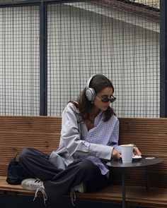 Study Outfit, Back To University, Coffee Outfit, Coffee Shop Logo, Coffee Shop Aesthetic, Instagram Photo Inspiration, How To Pose, Fashion Photoshoot, Looks Style