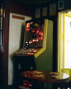 a juke machine sitting next to a table in a room