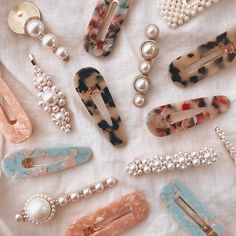 Hair clips and pins are the most popular hair accessories you can get right now - see how to wear them and where yo buy. #hairclips #hairaccessories Hair Clips 90s, 90s Hairstyles, Popular Hairstyles, Hair Game, Bad Hair Day, Look Vintage, Bad Hair, Hair Barrettes, Hair Accessories For Women