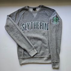 Harry Potter Slytherin Sweatshirt Small Hogwarts House Universal Studios Jumper - Unisex Size Small - Hogwarts' House Slytherin Sweatshirt - Color: Gray / Green - Nwt Item - Universal Studios Licensed Merch * Msrp $63 Slytherin Sweatshirt, House Slytherin, Harry Potter Sweater, Harry Potter Slytherin, Slytherin House, Green Sweatshirt, Hogwarts Houses, Draco Malfoy, S Crew