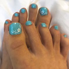 Simple and pretty spring toenail design Simple Pedicure Designs, Toes Ideas, Flower Toe Nails, Blue Toe Nails, Ideas Pedicure, Toenail Art Designs, Spring Pedicure