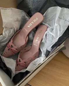 Prada Heels, Prada Pink, Heels Aesthetic, Designer Shoe, Vintage Heels, Fancy Shoes, Hype Shoes, Bow Heels