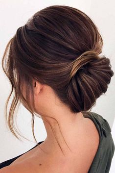 Easy Holiday Hairstyles, Holiday Hairstyles Easy, Wavy Layered Hair, Five Minute Hairstyles, Bun Style, Ballerina Bun, Easy Hairstyles For Medium Hair, Special Occasion Hairstyles, Hairstyles For Medium Hair