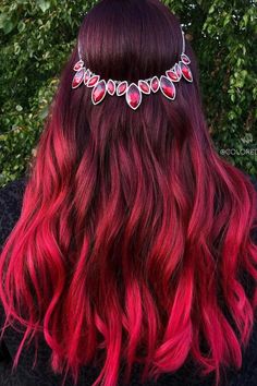 No es de extrañar que este color de pelo se llame real. Realmente tiene un aspecto caro, elegante y aristocrático. // Crédito de la foto: instagram @coloreado.en.caos Red And Pink Hair, Red Hair Colors, Hair Color Red Ombre, Brown Ombre Hair Color, Red Balayage Hair, Red Hair Color Ideas, Dark Red Hair Color, Best Ombre Hair, Red Ombre Hair