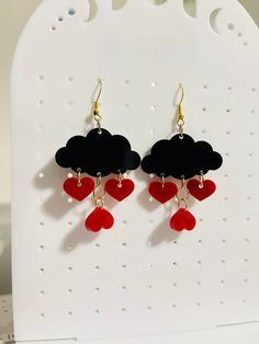 Cloud earrings made with black acrylic & red heart drops. Cool Red Earrings, Shrink Earrings, Valentine's Earrings, Silly Earrings, Weird Jewelry, Diy Earrings Polymer Clay