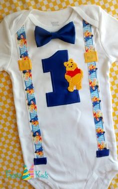 pooh birthday winnie compleanno abiti First Birthday Outfit Boy, Birthday Baby Boy, 1st Birthday Outfit Boy, Baby Boy Birthday Cake, Pooh Winnie, Cake Smash Outfit Boy, Boys Birthday Outfits, Pooh Party, Birthday 1st