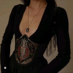 Fae Fashion Aesthetic, Feminine Mystique Aesthetic, Chic Gothic Fashion, Antivan Crows Aesthetic, Witch Outfits Aesthetic, Yennefer Of Vengerberg, Looks Pinterest, Looks Country