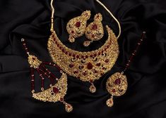 Traditional Gold Jewelry With Handwork, Traditional Handwork Gold Jewelry, Handwork Gold Jewelry For Festive Occasions, Festive Gold Handwork Jewelry, Elegant Handwork Jewelry For Festivals, Festive Handwork Jewelry For Wedding, Festive Red Embroidered Jewelry, Elegant Red Sets With Intricate Design, Gold Bollywood Jewelry With Handwork