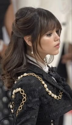 Jenna Ortega Half Up Half Down, Prom Hair With Bangs Updo, Hairstyle With Bangs For Prom, Make Up Ideas For Graduation, Formal Hairstyles For Long Hair All Down, Prom Hairstyles Bangs, Fancy Hairstyles With Bangs, Bride Hairstyles With Bangs, Prom Hair With Bangs