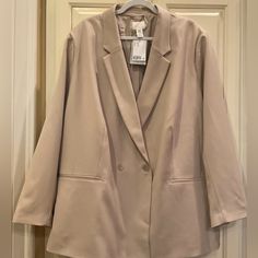 Double-Breasted Jacket/Blazer In A Woven Fabric. Notched Lapels, Buttons On The Front With Welt Front Pockets. It Has Shoulder Pads And Long Sleeves. The Jacket Is Lined. Regular Fit. The Color Is Beige. The Jacket Has Two Extra Buttons Inside The Interior. Shell: Rayon 19%, Polyester 79%, Spandex 2%. The Beige Lining Is 100% Polyester This Item Comes From A Smoke Free Environment Same Or Next Day Shipping, Except Sundays And Holidays Happy Shopping!! H&m Long Sleeve Blazer For Spring, H&m Jackets, Double Breasted Jacket, Shoulder Pads, Blazer Suit, Woven Fabric, Double Breasted, Happy Shopping, Blazer Jacket