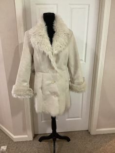 This nice vintage 90s Mixit Bone cream Almost Famous Faux Fur Penny Lane 90s Faux fur boho festival jacket comes to you in a size M. As you can see from the pictures of jacket no issues very nice. On the back there is a small mark. Very nice cool cond. Vintage Cream Fur Coat With Faux Fur Trim, Beige Fur Coat With Faux Fur Trim For Spring, Cream Fur Coat With Faux Fur Trim For Fall, Cream Faux Fur Trim Coat For Fall, Cream Long Coat With Faux Fur Trim, Vintage Cream Fur Coat For Winter, Cream Vintage Fur Coat For Winter, Cream Fur Coat With Faux Fur Trim For Spring, Cream Fur Coat With Faux Fur Lining For Fall