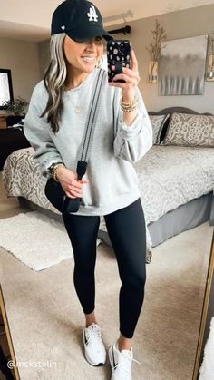 Black Legging Outfits Winter, Gray Crewneck Outfit, Legging Outfits Winter, Black Legging Outfits, Leggings Casual Outfit, Black Leggings Casual, Crewneck Outfit, Outfit Curvy, Lounge Outfits