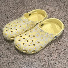 Women’s 10 / Men’s 8 Daisy Crocs, Nwot. Crocs Shoes Women, Women's Crocs, Crocs Shoes, S 10, Mule Clogs, Shoes Women, Mules Shoes, Yellow White, Clogs