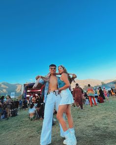 Matching Music Festival Outfits Couples, Couple Poses Festival, Couple Coachella Outfits, Dwp Outfit, Edc Couple Outfits, Matching Festival Outfits Couples, Matching Rave Outfits Couple