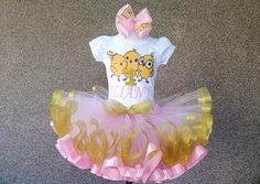 This set includes a shirt, tutu and bow! Available in sizes 3 months to 10 years. *Please be sure to include name and age at checkout* Request a custom tutu! We can do any color or color variation. All of our tutu's are beautifully sewn and double layered. They are made with yards and yards of 100% high quality diamond net nylon tulle and  soft satin ribbon with a versatile elastic waist band. Make sure to check out all the sizing charts located in the pictures. WASHING INSTRUCTIONS Please, keep it in mind that T-shirts and tutus are handcrafted and decorations need a special care treatment, that's why I recommend only hand wash or over wash stains sparingly and let air dry. If you have any questions or concerns fell free to message me!  SHIPPING : We usually ship in 3 business days ( plea Birthday Costume, Birthday Tutu Outfit, Tutu Outfits, Birthday Tutu, Girls Clothing Sets, Party Birthday, Quality Diamonds, Waist Band