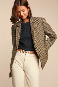 Un clásico del armario de Rouje: la chaqueta boyfriend que va con todo. Absolutamente perfecto para la mitad de la temporada. Checkered Blazer, French Street Fashion, Boyfriend Jacket, Wardrobe Classic, Mode Chic, Feminine Look, Mode Style, Autumn Winter Fashion, Capsule Wardrobe