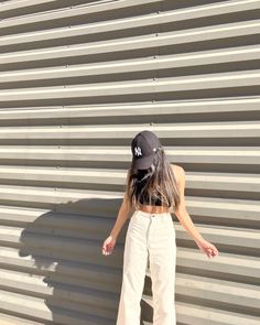 Black Cap Outfits For Women Summer, Black Cap Outfit Summer, Poses With Caps Women, Black Yankees Hat Outfit, Black Cap Outfits For Women, Beige Baseball Hat Outfit, Poses With Cap, New Era Hat Outfit, Khaki Yankees Hat Outfit