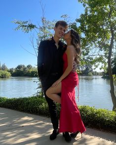 Red Dress Couple Outfits Formal, Red Prom Dress With Date, Red Prom Dress Couple, Red Prom Couple Outfit, Red Prom Couple, Couples Prom Outfits, Md Photoshoot, Highschool Prom, Prom Couples Outfits