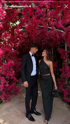 Wedding Attire For Guests, Prom Photo Poses, Couple Prom Pictures, Sophia Weber, Couple Prom, Football Girlfriend, Maquillage On Fleek, Kai Havertz, Dos And Don'ts