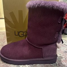 Ugg Bailey Bow Exotic Scales Anemone Suede 7 Purple New In Box Purple Uggs, Ugg Bailey Bow, Short Winter Boots, Sequin Boots, Ugg Classic Ultra Mini, Bailey Bow Uggs, Ugg Bailey, Bow Boots, Shoes Ugg