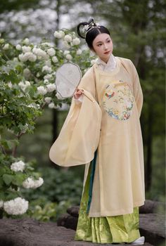 Are you ready for Midautumn Festival?🌙 This classic Ming Dynasty top is perfect for cultural festivals and rabbit embroidery lovers. The Yuanling Changshan 圆领长衫 (round collar long shirt) was a popular garment for men and women through the late middle Ming Dynasty. The return to round collara garments was a form of protest against the previous Yuan Dynasty's fashions, hence Song Dynasty garments, long sleeves, and long hems came back into popularity. An intricate round emblem on the chest and ba Traditional Stand Collar Tops For Spring, Traditional Spring Tops With Stand Collar, Spring Traditional Tops With Stand Collar, Traditional Spring Top With Stand Collar, Hanfu Men, Rabbit Embroidery, Modern Hanfu, History Taking, Fan Jewelry